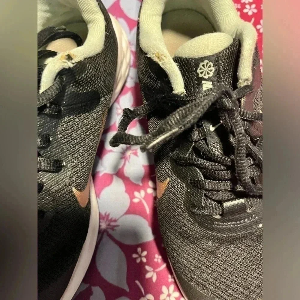 Nike revolution size 4 youth sneakers